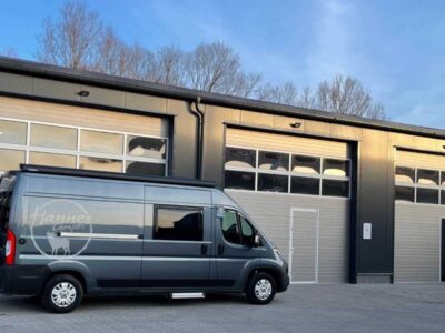 Wohnmobil mieten Nürnberg: Camper vor der Station