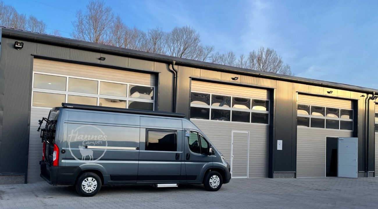 Wohnmobil mieten Nürnberg: Camper vor der Station