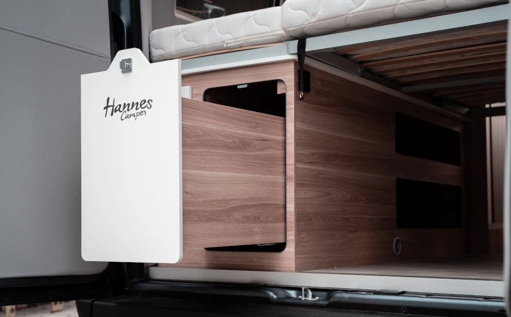 Wohnmobil mieten: Auszugheck unter dem Bett im Camper