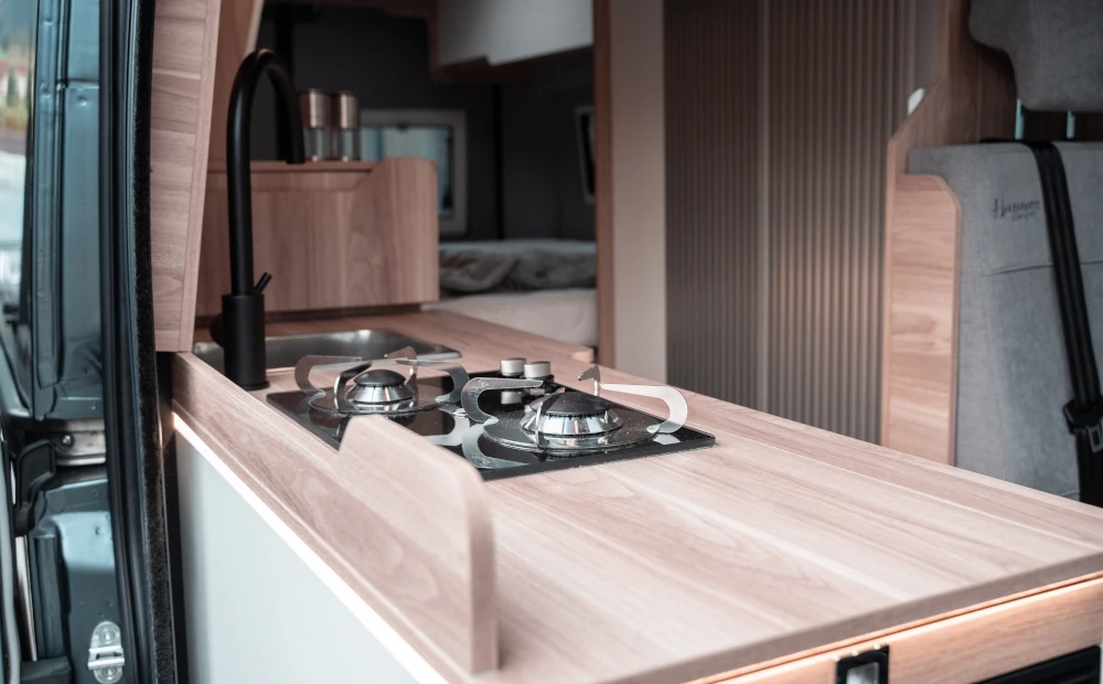 Wohnmobil mieten: Eleganter Gasherd