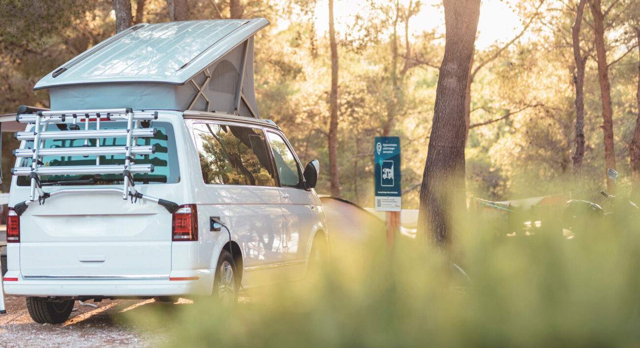 Camper vorm Wald