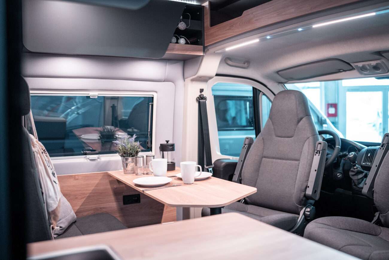 Wohnmobil mieten: Blick in die Fahrerkabine von hinten