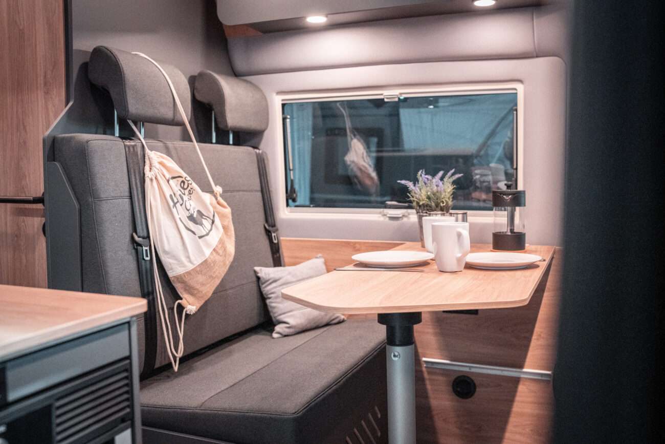 Wohnmobil mieten: Blick auf die Sitze im Camper
