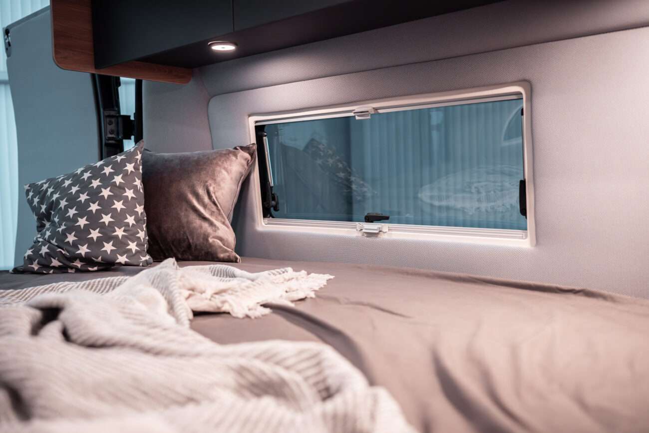 Wohnmobil mieten: hübsches Bett im Camper