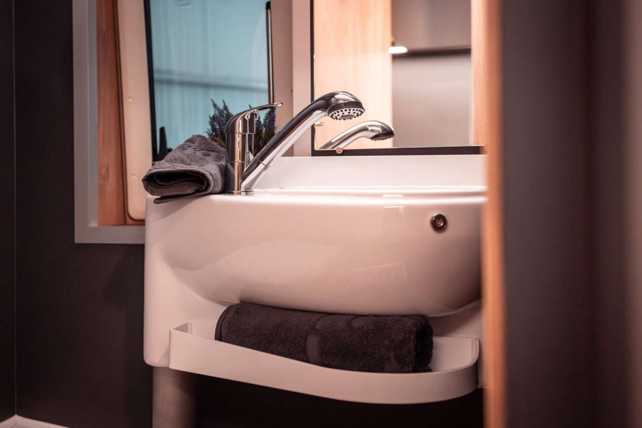 Wohnmobil mieten: Waschbecken im Camper