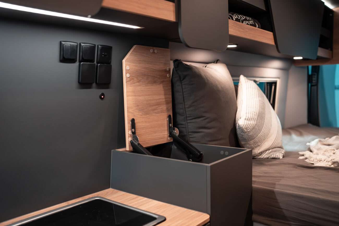 Wohnmobil mieten: praktische Fächer neben dem Bett