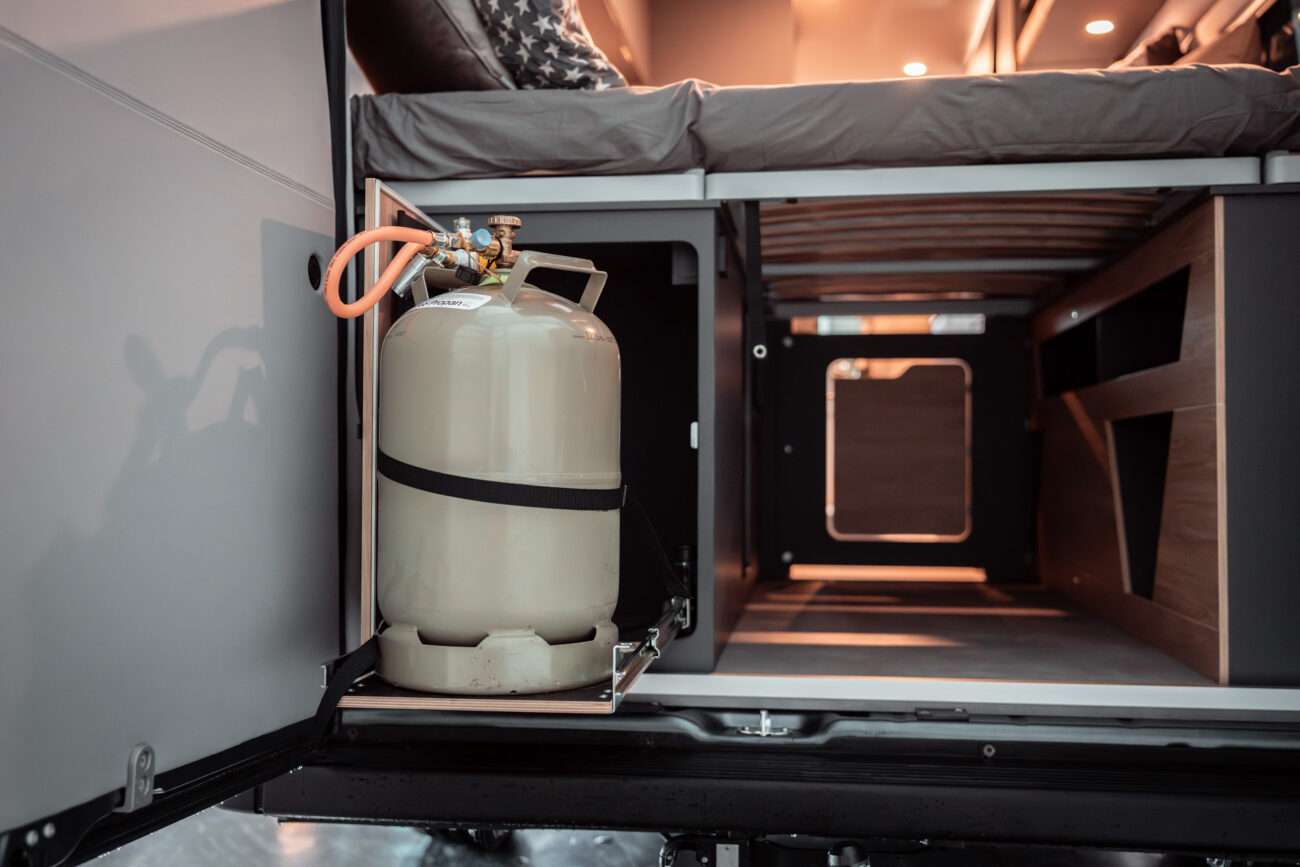 Wohnmobil mieten: ein Blick unters Bett und in das Fach für die Gasflasche