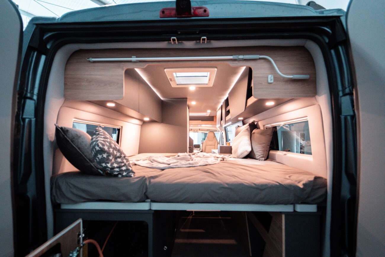 Wohnmobil mieten: das offene Heck mit dem Blick aufs Bett