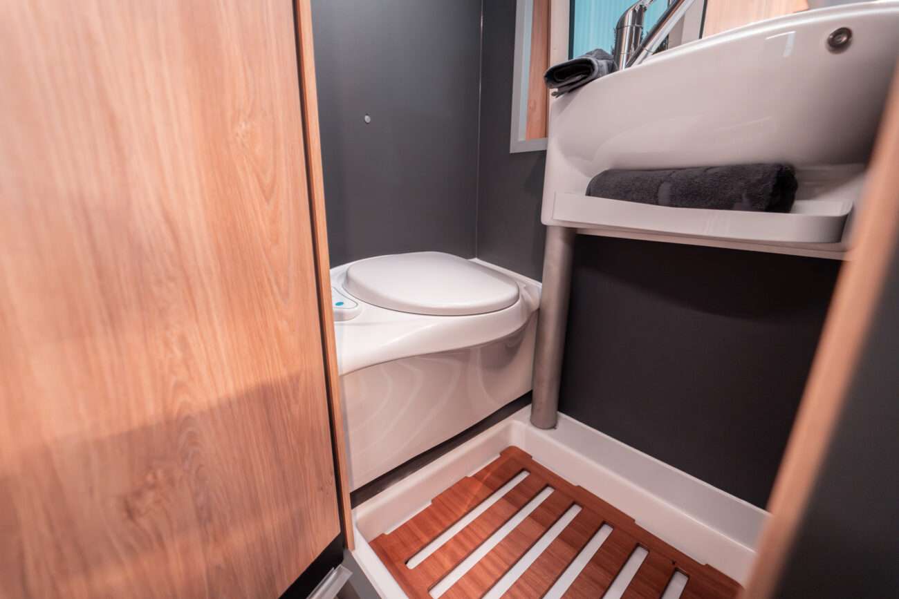 Wohnmobil mieten: Nahaufnahme des Bads und der Toilette