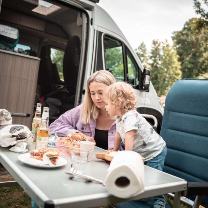Nordsee Urlaub mit Wohnmobil ab Norderstedt: Eine Familie isst