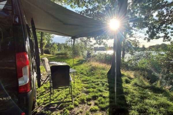 Wohnmobil mieten Braunschweig: ein sonniger Tag am Fluss