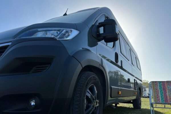 Wohnmobil mieten Potsdam: Camper vor der Sonne