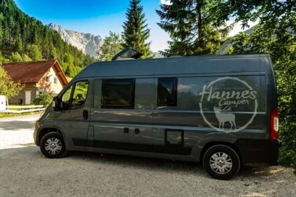 Wohnmobil mieten Magdeburg: Camper vor sonnigem Wald in den Bergen